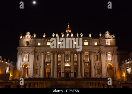 Vatican, Rome, Italy. 08th Jan, 2014. artistic nativity scene and a Christmas tree seen in St. Peter's Square.  Credit:  Yves Trenet/Alamy Live News) Stock Photo