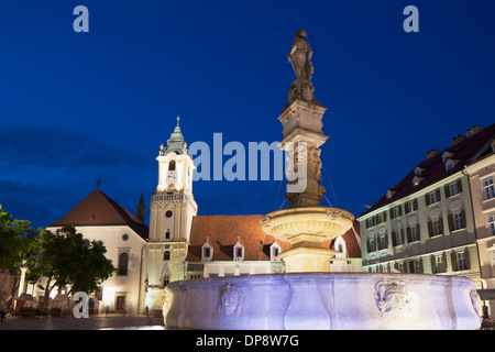 Old Town Hall and Roland's Fountain in Hlavne Nam (Main Square) at dusk, Bratislava, Slovakia Stock Photo