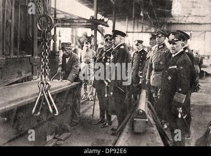 German Emperor William II (C) visits a German arms and ammunition factory and watches a worker cutting armour plates, place and date unknown. Fotoarchiv für Zeitgeschichte Stock Photo