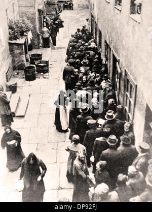 Women and children queue for food in Hamburg, Germany, in March 1915. Bread was rationed rom January 1915 on, more food products and everday goods followed. Shortages in food supply during World War I were caused by naval blocades of the Brits and and rising shortage of male manpower that was reflected especially in the agriculture. Fotoarchiv für Zeitgeschichte Stock Photo