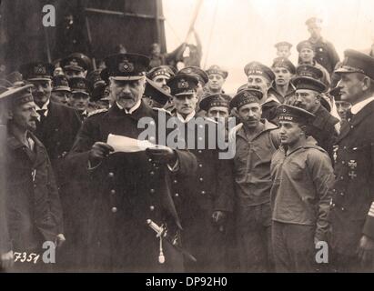 The governor of the Imeperial Naval Port Kiel, Admiral Gustav Bachman, holds a speech on the occasion of the return of the German auxiliary cruiser SMS Wolf in February/March 1918 in Kiel, Germany. Fotoarchiv für Zeitgeschichte Stock Photo