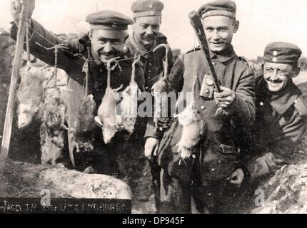 German soldiers show the rats they caught in the trenches. Date and place unknown. The image was used as a fieldpostcard. Photo: Sammlung Sauer Stock Photo