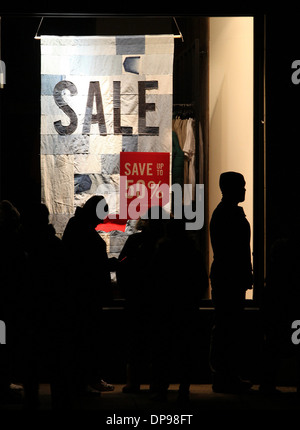 Hundreds of people on Princes Street in Edinburgh to find a bargain at the Boxing Day Sales Stock Photo