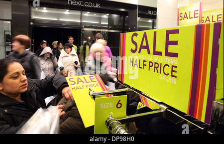 Hundreds of people on Princes Street in Edinburgh to find a bargain at the Boxing Day Sales Stock Photo