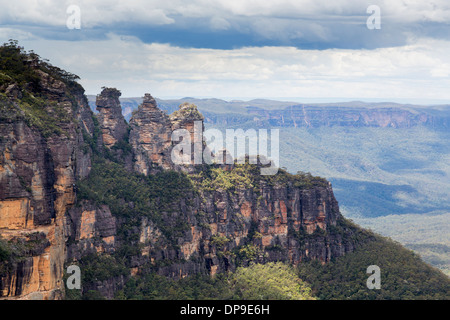 Three Sisters rock formation from Cliff View Lookout, Blue Mountains National Park, New South Wales, Australia Stock Photo