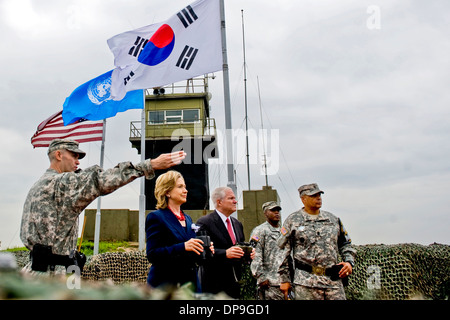 Secretary of State Hillary Clinton and Defense Secretary Robert M. Gates look out over North Korea Stock Photo