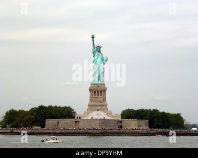 New York, USA. 22nd Aug, 2013. View of the Statue of Liberty on Liberty Island at the port of New York, USA, 22 August 2013. Photo: Alexandra Schuler NO WIRE SERVICE/dpa/Alamy Live News Stock Photo