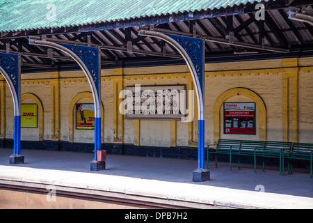 Kompanna Vidiya railway station, Colombo, Sri Lanka Stock Photo