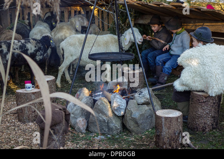 Live Nativity Scene at Christmas market in Benediktbeuren Stock Photo