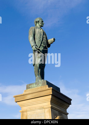 Commemorative statue of famous explorer Captain James Cook on West Cliff overlooking Whitby Harbour Stock Photo