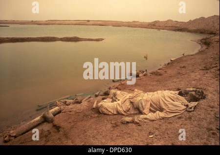Iran Iraq war also known as First Persian Gulf War or Gulf War 1984.  A dead soldier the Mesopotamian marshes.  A sandstorm in the air. Near Basra, Southern Iraq. 1980s HOMER SYKES Stock Photo