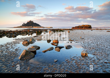 Low tide at Marazion beach overlooking Mounts Bay and St Michael's Mount Stock Photo