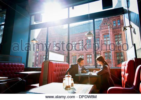 https://l450v.alamy.com/450v/dpdw8m/couple-sitting-in-restaurant-booth-dpdw8m.jpg