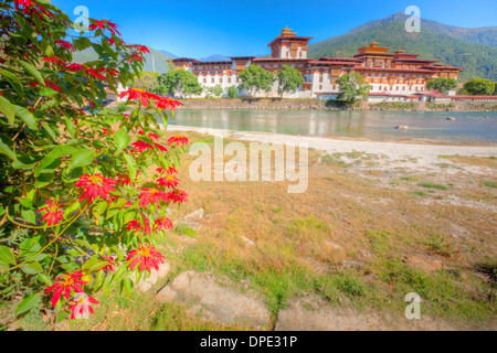 Punakha Dzong Monastery Bhutan Himalaya Mountains Built originally in 1300s Sacred site Bhutanese people on Phochu & Mochu River Stock Photo