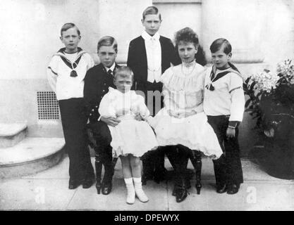 Nov. 1, 1906 - London, England, U.K. - EDWARD VIII as a child with his siblings (from the left) Duke of Gloucester (PRINCE HENRY), PRINCE JOHN, Duke of York ALBERT FREDERICK GEORGE (LATER GEORGE VI), PRINCESS MARY and Duke of Kent (PRINCE GEORGE). The desire of the Duke, as King Edward VIII of the United Kingdom, to marry the then Wallis Simpson, an American divorcée left him no ch Stock Photo