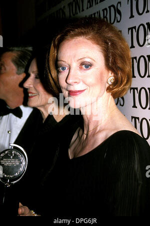 Dec. 28, 2005 - C/N 017391.MAGGIE SMITH PERFORMING '' THREE TALL WOMEN  OPENING NIGHT WYNDHAMS THEATRE. DAVE BENETT- GETTY  IMAGES.MAGGIESMITHRETRO(Credit Image: © Globe Photos/ZUMAPRESS.com Stock  Photo - Alamy