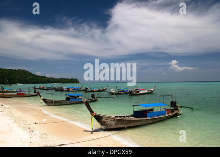 Boats on the beach of Ko Phi Phi, Thailand Stock Photo
