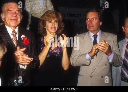 Aug. 17, 2006 - Hollywood, California, U.S. - ROBERT WAGNER WITH STEFANIE POWERS AND LIONEL STANDER 1984.# 13132.(Credit Image: © Phil Roach/Globe Photos/ZUMAPRESS.com) Stock Photo