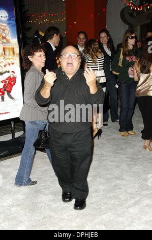 Nov. 12, 2006 - Hollywood, California, U.S. - K50735MGE.DECK THE HALLS - PREMIERE - GRAUMAN'S CHINESE THEATER, HOLLYWOOD, CALIFORNIA - 11-12-2006 -.  -   2006.DANNY DEVITO(Credit Image: © Michael Germana/Globe Photos/ZUMAPRESS.com) Stock Photo