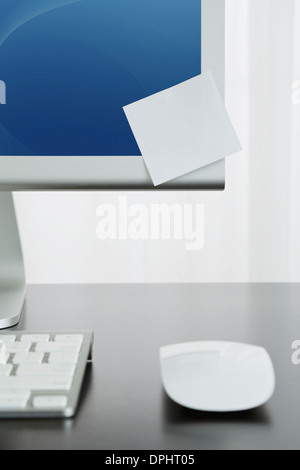 Post With Computer Post it note on computer mouse in office Stock Photo - Alamy