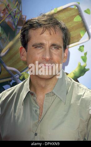 Apr. 30, 2006 - Hollywood, California, U.S. - K47677MG.OVER THE HEDGE PREMIERE WASHELD AT THE MANN VILLAGE THEATRE, LA CA.04-30-2006. MICHAEL GREMANA-   2006.STEVE CARELL(Credit Image: © Michael Germana/Globe Photos/ZUMAPRESS.com) Stock Photo