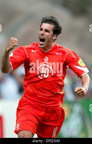 RUUD VAN NISTELROOY.HOLLAND & MANCHESTER UNITED FC.HOLLAND V LATVIA.BRAGA STADIUM, BRAGA, PORTUGAL.23/06/2004.DIG25023.K47872.WORLD CUP PREVIEW 2006 Stock Photo