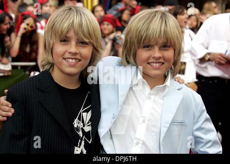 Nov. 2, 2006 - Disneyland, LOS ANGELES, USA - COLE SPROUSE & DYLAN SPROUSE.ACTORS.PIRATES OF THE CARIBBEAN: DEAD MANS CHEST, WORLD PREMIERE.DISNEYLAND, LOS ANGELES, USA.24 June 2006.LAS74699.K50644.CREDIT (Credit Image: © Globe Photos/ZUMAPRESS.com) Stock Photo