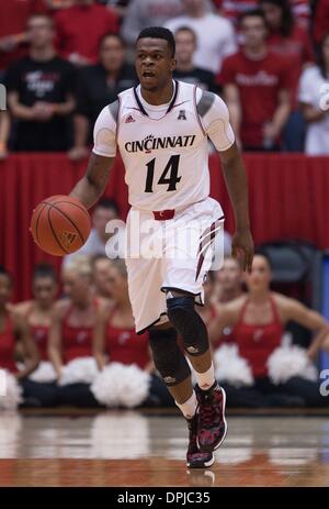 Cincinnati guard Ge'Lawn Guyn (14) drives against Middle Tennessee ...