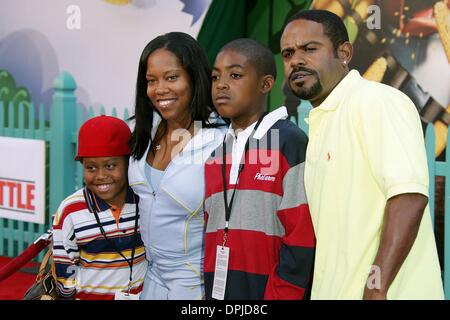 Dec. 5, 2005 - Hollywood, LOS ANGELES, USA - REGINA KING & FAMILY.ACTRESS.CHICKEN LITTLE, WORLD PREMIER.EL CAPITAN, HOLLYWOOD, LOS ANGELES, USA.30-Oct-05.LAO59526.K46147.CREDIT:(Credit Image: © Globe Photos/ZUMAPRESS.com) Stock Photo