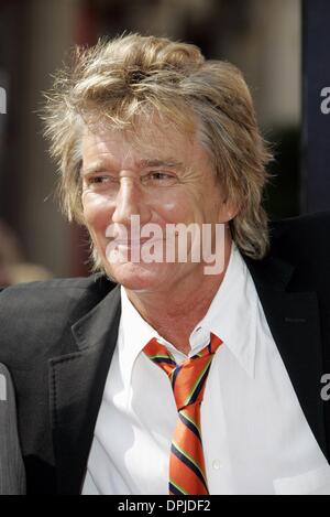 Jan. 10, 2006 - Hollywood, LOS ANGELES, USA - ROD STEWART.SINGER.ROD STEWART HOLLYWOOD WALK OF FAME.HOLLYWOOD, LOS ANGELES, USA.11-Oct-05.LAP61175.K46239.(Credit Image: © Globe Photos/ZUMAPRESS.com) Stock Photo