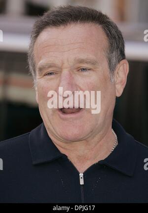 Dec. 28, 2006 - Hollywood, CALIFORNIA, USA - ROBIN WILLIAMS.ACTOR.HAPPY FEET, WORLD PREMIERE..GRAUMANS CHINESE, HOLLYWOOD, CALIFORNIA, USA.12 November 2006.LAS75894.K51177.CREDIT:(Credit Image: © Globe Photos/ZUMAPRESS.com) Stock Photo