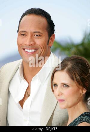 May 21, 2006 - Palais De Festival, CANNES, FRANCE - DWAYNE JOHNSON & SARAH MICHELLE GELLAR.ATTENDS THE PHOTOCALL FOR SOUTHLAND TALES  IN CANNES  05-21-2006. DAVID GADD- -   2006.K48030(Credit Image: © Globe Photos/ZUMAPRESS.com) Stock Photo