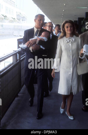 June 22, 2006 - CARY GRANT, WIFE DYAN CANNON AND DAUGHTER JENNIFER   1966.V4620. JR HAMILTON-   PHOTOS(Credit Image: © Globe Photos/ZUMAPRESS.com) Stock Photo