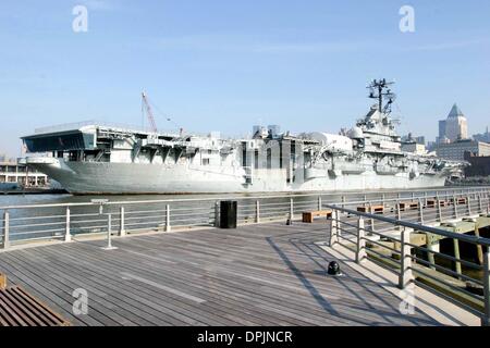 Nov. 11, 2006 - New York, NY, USA - 11 November 2006 - New York, NY USA - USS Intrepid awaits helps from Council of Engineers to help release aircraft carrier from built up silt around hull on Hudson River.    Credit:  Anthony G. Moore/   K50777AGM(Credit Image: © Globe Photos/ZUMAPRESS.com) Stock Photo