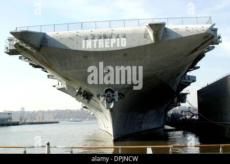 Nov. 11, 2006 - New York, NY, USA - 11 November 2006 - New York, NY USA - USS Intrepid awaits helps from Council of Engineers to help release aircraft carrier from built up silt around hull on Hudson River.    Credit:  Anthony G. Moore/   K50777AGM(Credit Image: © Globe Photos/ZUMAPRESS.com) Stock Photo