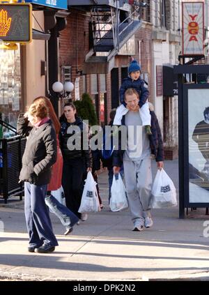 Dec. 3, 2006 - New York, New York, USA - Jennifer Connelly and Paul  Bettany  out and about  in New York City  on December 3, 2006...K50953AR(Credit Image: © Globe Photos/ZUMAPRESS.com) Stock Photo