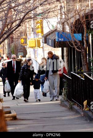 Dec. 3, 2006 - New York, New York, USA - Jennifer Connelly and Paul  Bettany  out and about  in New York City  on December 3, 2006...K50953AR(Credit Image: © Globe Photos/ZUMAPRESS.com) Stock Photo