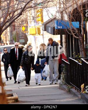 Dec. 3, 2006 - New York, New York, USA - Jennifer Connelly and Paul  Bettany  out and about  in New York City  on December 3, 2006...K50953AR(Credit Image: © Globe Photos/ZUMAPRESS.com) Stock Photo