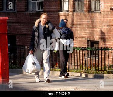 Dec. 3, 2006 - New York, New York, USA - Jennifer Connelly and Paul  Bettany  out and about  in New York City  on December 3, 2006...K50953AR(Credit Image: © Globe Photos/ZUMAPRESS.com) Stock Photo