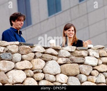 Nov. 27, 2006 - New York, new york - Hilary Swank   (  &  Harry  Connick Jr.)  films  P.S.I  LOVE YOU   in Manhattan   and  laughs  with  mystery  man  while her body  guard  looks out  on  November 27, 2006... Andrea Renault  /    K50855R(Credit Image: © Globe Photos/ZUMAPRESS.com) Stock Photo