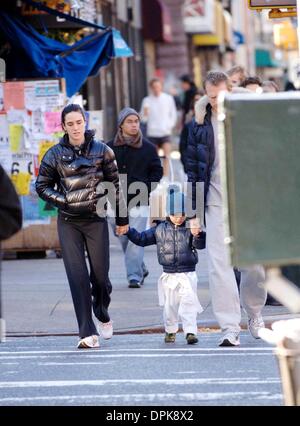 Dec. 3, 2006 - New York, New York, USA - Jennifer Connelly and Paul  Bettany  out and about  in New York City  on December 3, 2006...K50953AR(Credit Image: © Globe Photos/ZUMAPRESS.com) Stock Photo