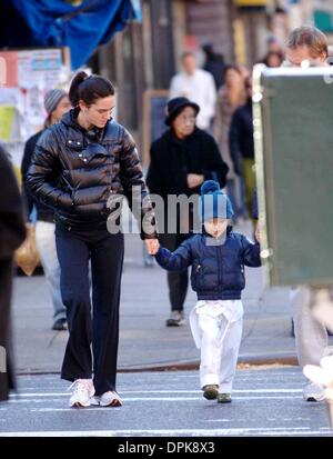 Dec. 3, 2006 - New York, New York, USA - Jennifer Connelly and Paul  Bettany  out and about  in New York City  on December 3, 2006...K50953AR(Credit Image: © Globe Photos/ZUMAPRESS.com) Stock Photo