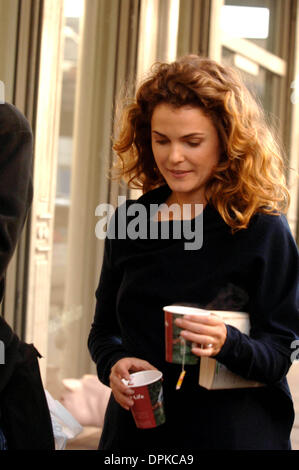 Nov. 27, 2006 - New York, new york - K50853AR.Keri  Russell  gets  her  own tea  on the set  of THE GIRL IN THE  PARK filming in New York City 11-27-2006. Andrea Rrenault-   2006(Credit Image: © Globe Photos/ZUMAPRESS.com) Stock Photo