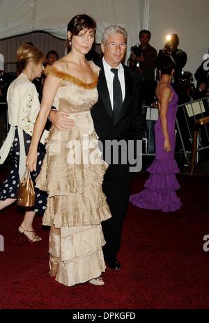 May 2, 2006 - New York, New York, USA - Metropolitan Museum's Costume Institute Gala celebrating AngloMania: Tradition and Transgression on British Fashion held at the museum on Fifth Avenue in Manhattain.05-01-2006.K47687AR. ANDREA RENAULT-   RICHARD GERE CAREY LOWELL(Credit Image: © Globe Photos/ZUMAPRESS.com) Stock Photo