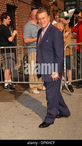 July 19, 2006 - New York, New York, USA - K49034AR.CELEBRITIES AT A TAPING OF ''THE LATE SHOW WITH DAVID LETTERMAN'' ED SULLIVAN THEATRE NEW YORK New York 07-18-2006. ANDREA RENAULT-   REGIS PHILBIN(Credit Image: © Globe Photos/ZUMAPRESS.com) Stock Photo