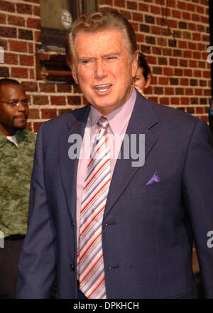 July 19, 2006 - New York, New York, USA - K49034AR.CELEBRITIES AT A TAPING OF ''THE LATE SHOW WITH DAVID LETTERMAN'' ED SULLIVAN THEATRE NEW YORK New York 07-18-2006. ANDREA RENAULT-   REGIS PHILBIN(Credit Image: © Globe Photos/ZUMAPRESS.com) Stock Photo