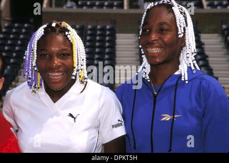 May 4, 2006 - K13136AR.ARTHUR ASHE KID'S DAY PRESENTED BY AETNA.USTA NATIONAL TENNIS CENTER.SERENA WILLIAMS AND VENUS WILLIAMS. ANDREA RENAULT/   1998(Credit Image: © Globe Photos/ZUMAPRESS.com) Stock Photo