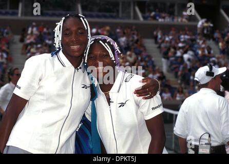 May 4, 2006 - K13136AR.ARTHUR ASHE KID'S DAY PRESENTED BY AETNA.USTA NATIONAL TENNIS CENTER.SERENA WILLIAMS AND VENUS WILLIAMS. ANDREA RENAULT/   1998(Credit Image: © Globe Photos/ZUMAPRESS.com) Stock Photo