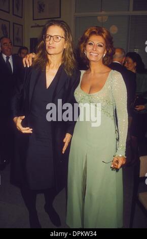 Sept. 25, 2006 - ANNIE LEIBOWITZ WITH SOPHIA LOREN AT ''PIRELLI 2000''  CALENDAR LAUNCH. DAVE BENETT-(Credit Image: © Globe Photos/ZUMAPRESS.com  Stock Photo - Alamy