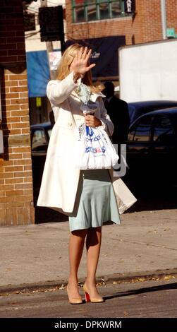 Nov. 17, 2006 - New York, new york - K50792AR.Uma Thurman on location filming the new movie, ''Accidental Husband''..Queens, New York..11-17-2006. Andrea Renault /    2006.(Credit Image: © Globe Photos/ZUMAPRESS.com) Stock Photo